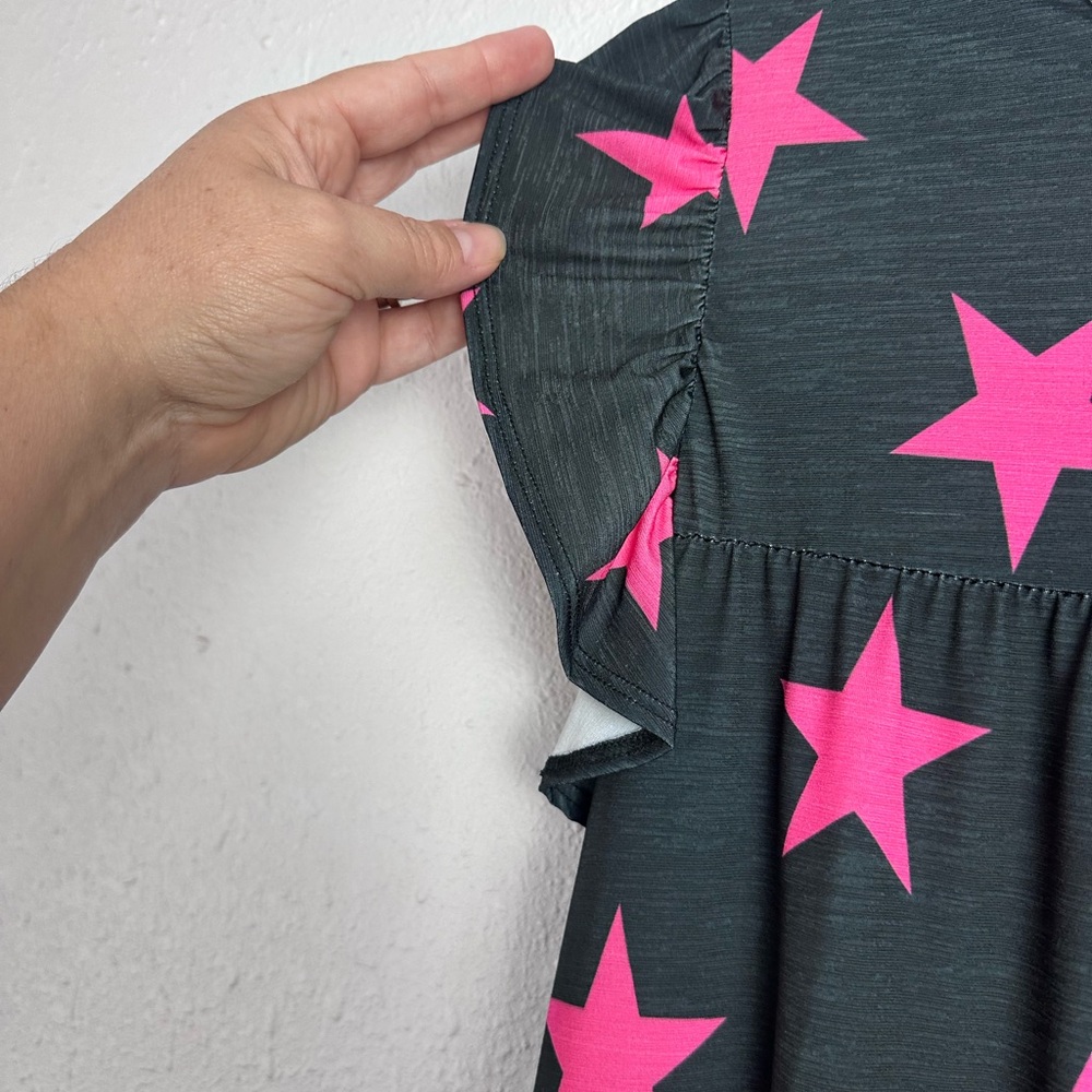 HEIMISH USA Women’s Pink Star Patterned Top Size 1X - Picture 2 of 5